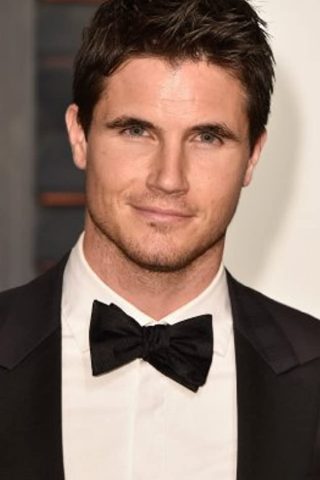 Robbie Amell 4